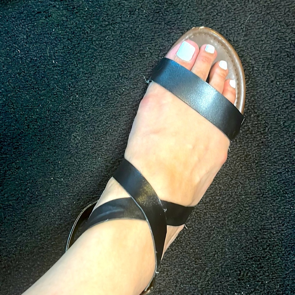 Cross strap sandals - Picture 2 of 6